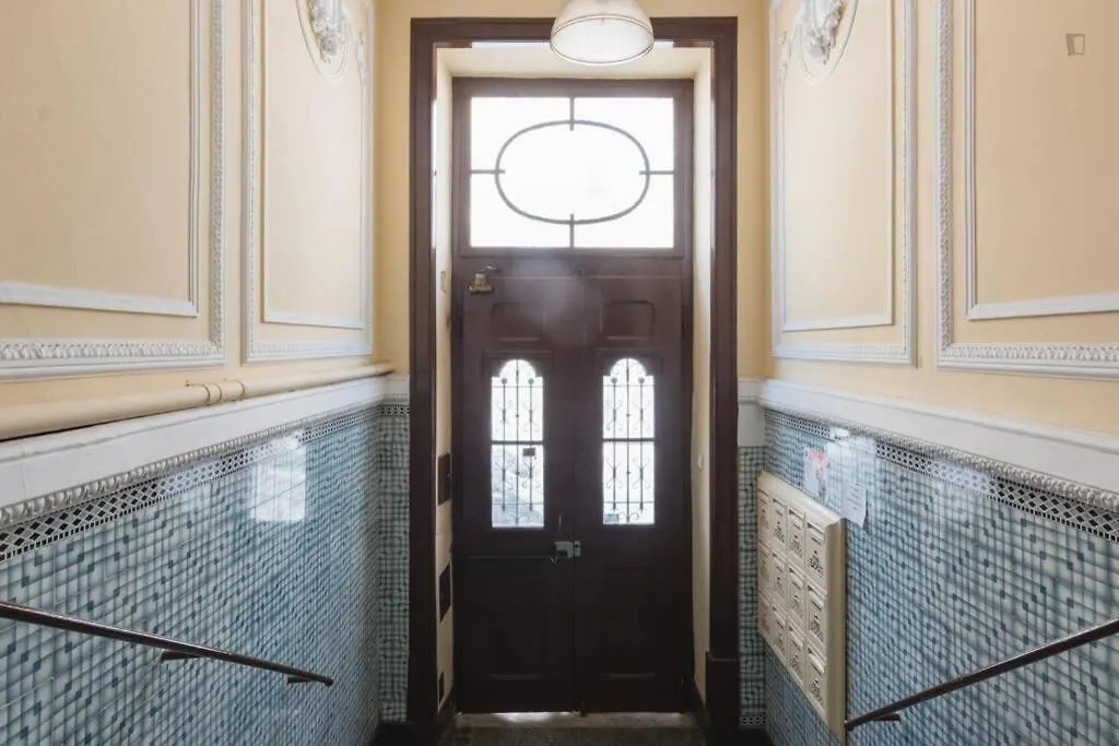 Апартаменты Sunny Terrace Apt, Close To Downtown! 2 Bedroom Flat Лиссабон
