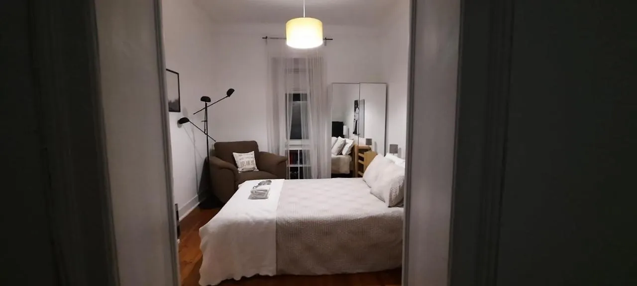 Sunny Terrace Apt, Close To Downtown! 2 Bedroom Flat Лиссабон