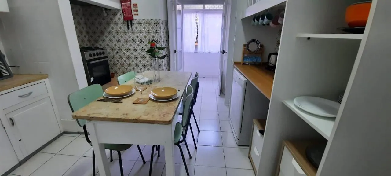 Sunny Terrace Apt, Close To Downtown! 2 Bedroom Flat Лиссабон 0*,  Португалия